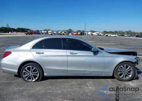 2016 Mercedes-Benz C 300 из США, поврежденный, VIN 55SWF4KB6GU098332
